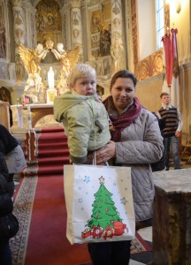Polskie dziecko obdarowane na św. Mikołaja