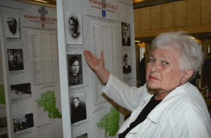 Irena Bereźnicka na otwarciu wystawy wskazuje zdjęcie swojej cioci Klementyny Stefańskiej, która wraz z innymi Polakami została spalona przez zbrodniarzy ukraińskich we wsi Zalesie woj. tarnopolskie