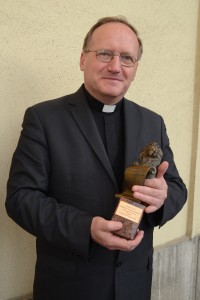 ks. prof. Józef Wołczański ze statuetką lwa "Semper Fidelis"
